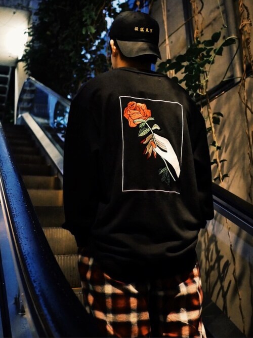 LEGENDA_TOKYO使用「LEGENDA（手書き風 FLAME ROSE刺繍 ルーズシルエットスウェットトレーナー）」的時尚穿搭
