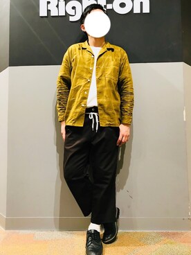 Akihito Ito is wearing Dickies "【Dickies】ディッキーズ　ストラップ付ワイドパンツ"