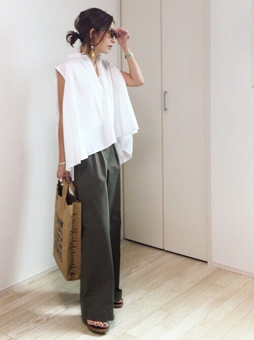 mayumi is wearing CLANE "【CLANE×STUDIOUS】バックプリーツノースリーブシャツ"