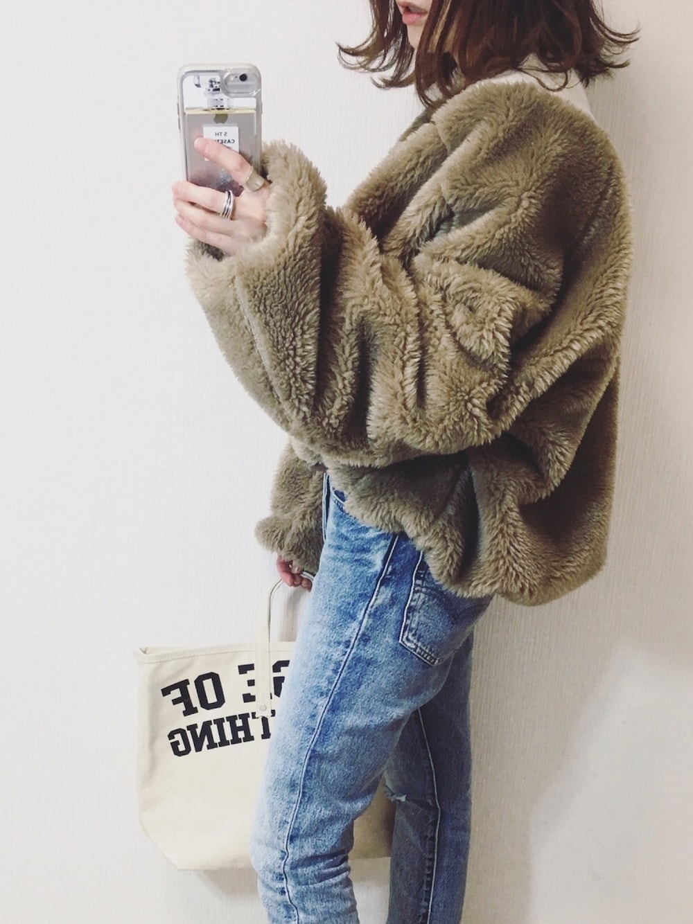 個性的なトップスもシンプルなデニムパンツでまとめる