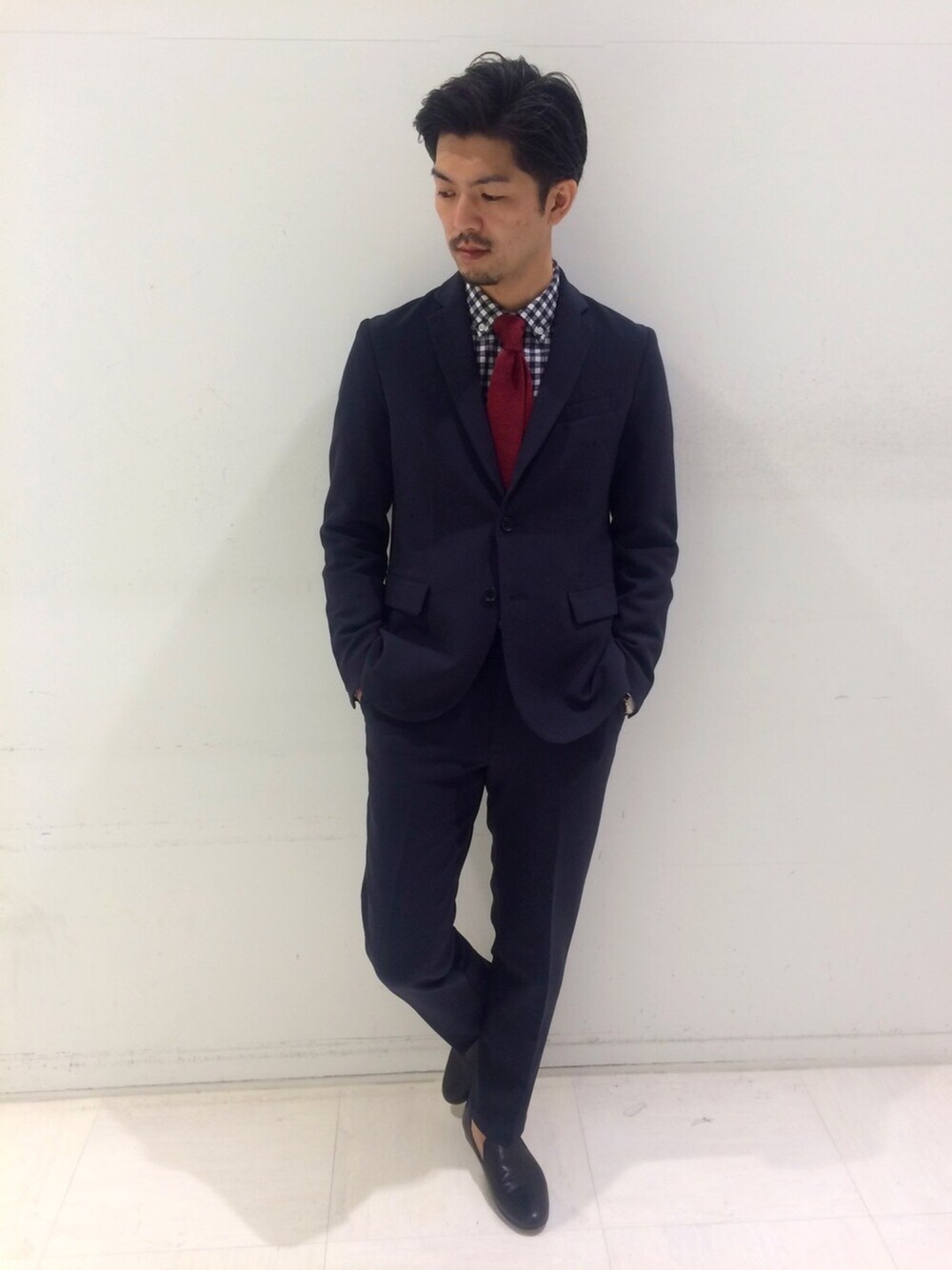 チェック柄のシャツと合わせたスーツ