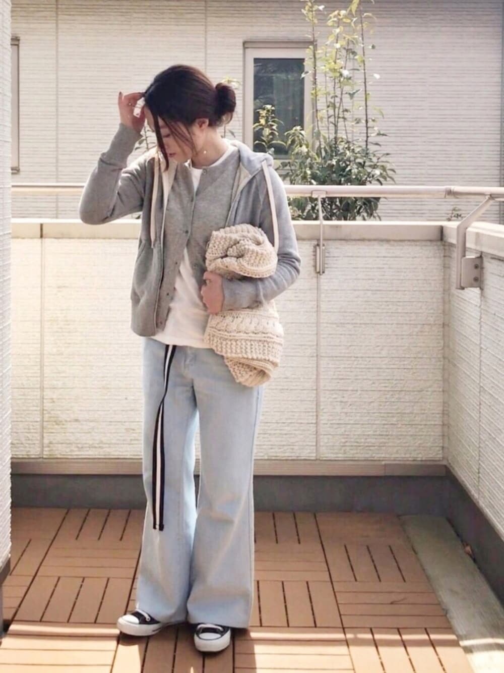 グレーパーカー×フレアパンツ