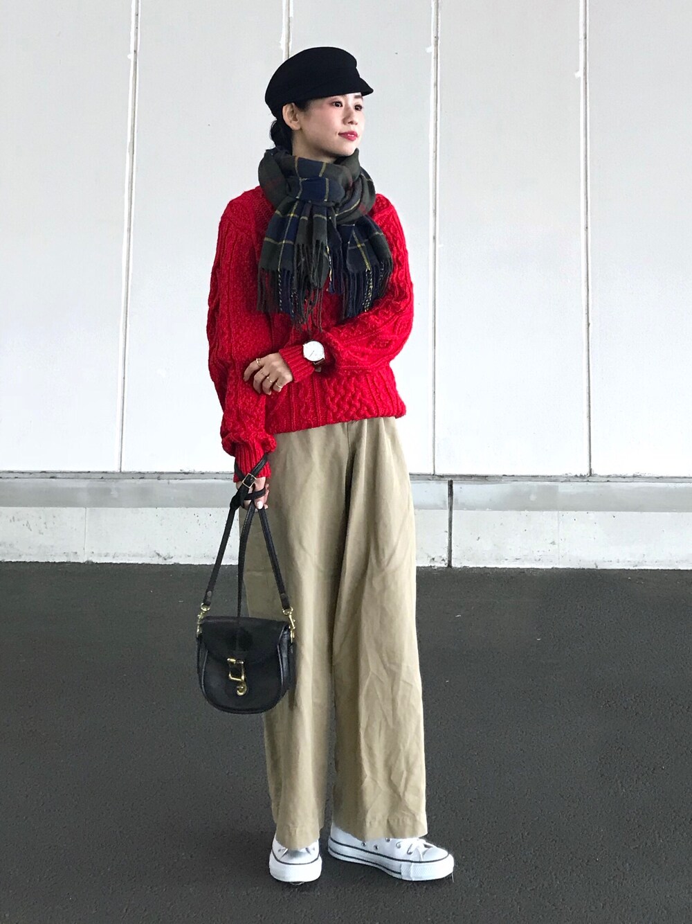 黒キャップ×チノパンツ