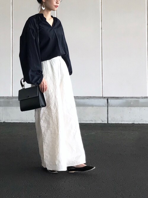 yuki is wearing URBAN RESEARCH Sonny Label "コットンローン刺繍ワイドパンツ"