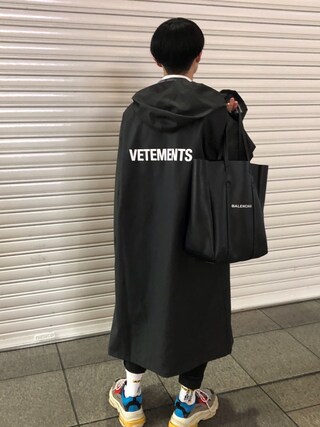 Kou使用「Vetements（Vetements - Pvc-coated Printed Shell Hooded Raincoat - Black）」的時尚穿搭