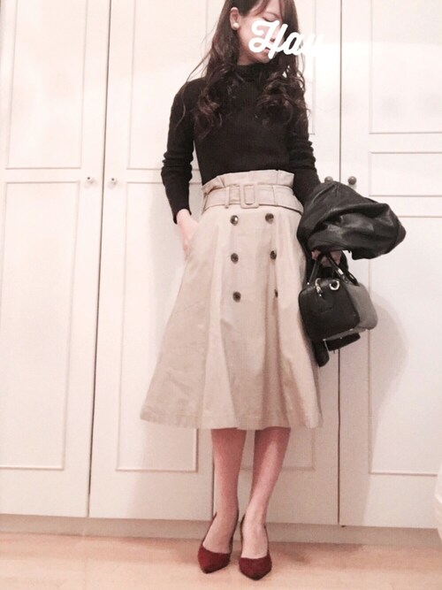 赤パンプス×ベージュスカート