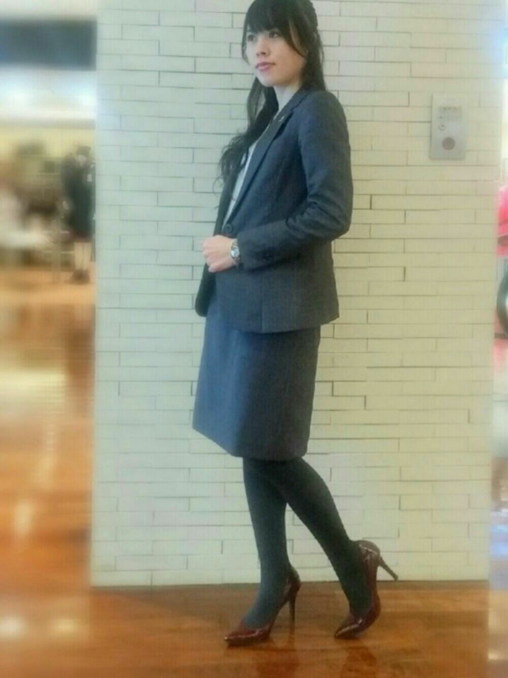 グレースーツ×赤パンプス