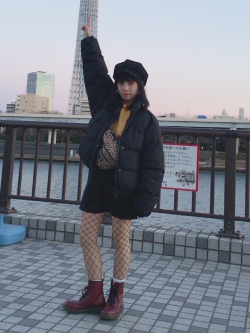 黒ダウンジャケット×網タイツ