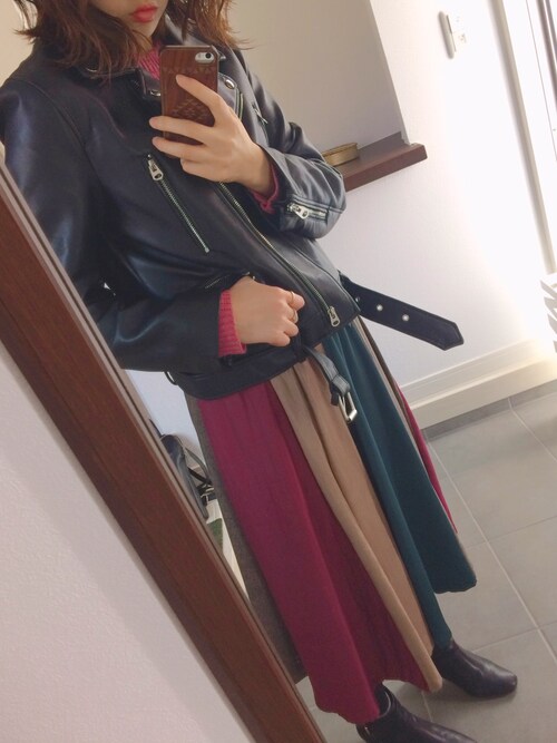 ベージュの入ったカラフルスカート×レザー