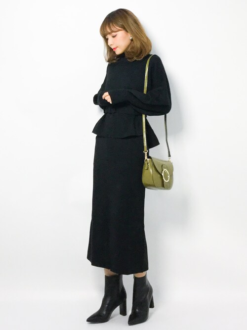 ayumi  sato 使用「PLAIN CLOTHING（フロントパーツラウンドショルダーバッグ【PLAIN CLOTHING】）」的時尚穿搭