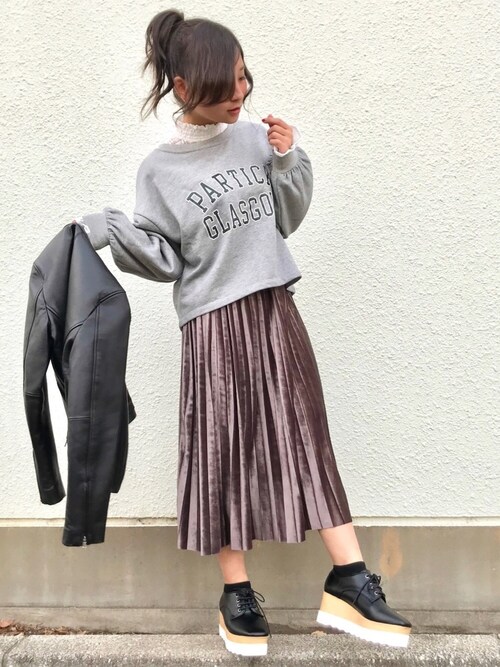 ベロアプリーツスカートが新鮮。