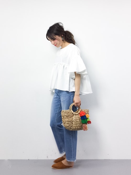 ZOZOTOWNぐっさんさんのシャツ/ブラウス「たっぷりフレア袖フリルブラウス(coca|コカ)」を使ったコーディネート