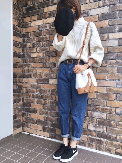 白ニットとデニムと黒スニーカーシンプルコーデ