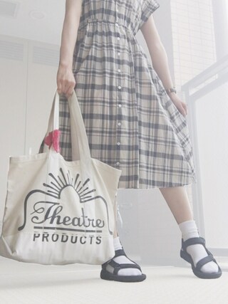 murayama ayano ⚫︎使用「THEATRE PRODUCTS（コットンキャンバス ロゴプリント トートバッグ）」的時尚穿搭