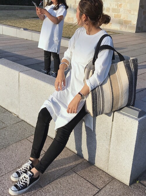 yan is wearing Lilas Campbell "Lilas Campbell/別注スクエアトートBAG"