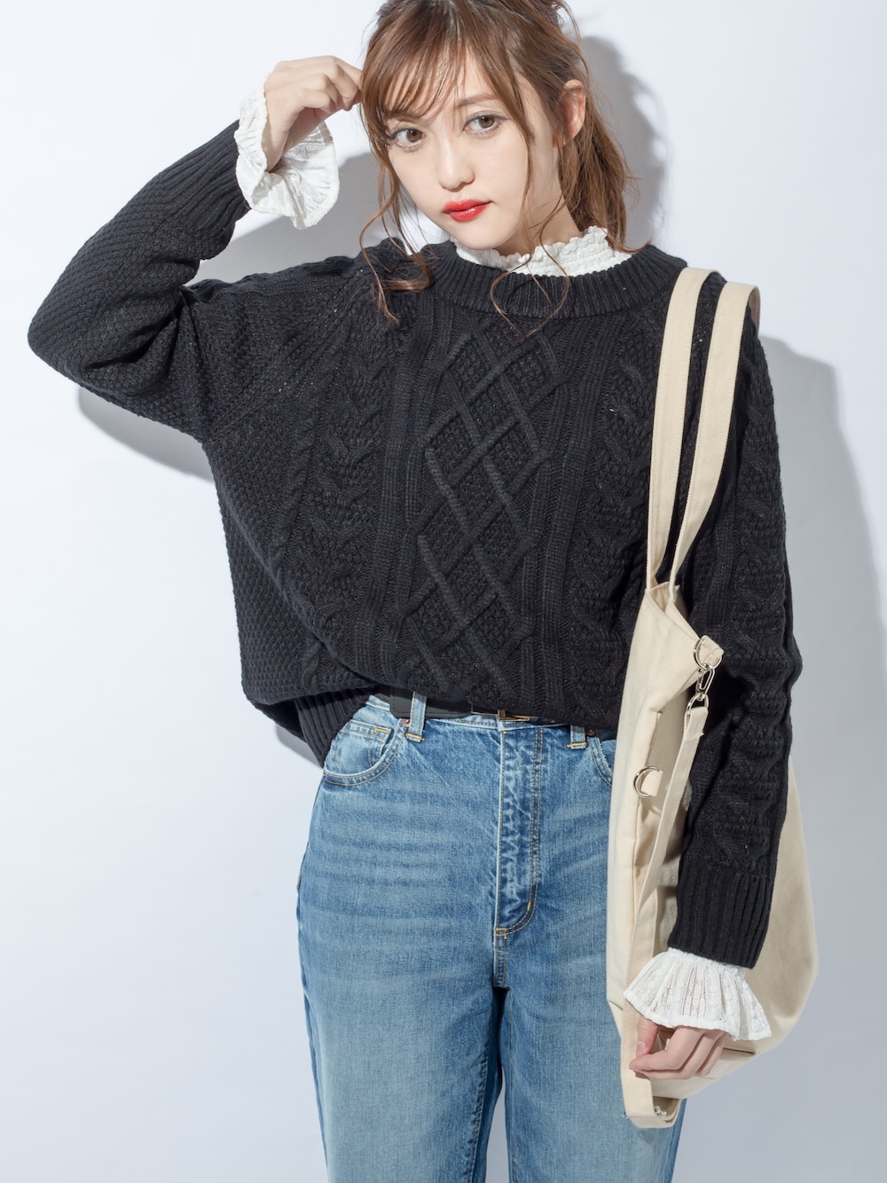 個性派ブラウスをシンプルに着こなす