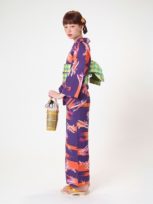 KIMONOMACHI使用「KIMONOMACHI（女性浴衣単品 紺藍×オレンジ 飛行機）」的時尚穿搭