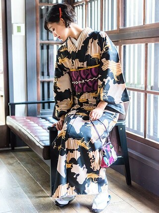 KIMONOMACHI使用「kimonomachi（五色帆布堂がま口バッグ「矢羽根梅 黒」）」的時尚穿搭