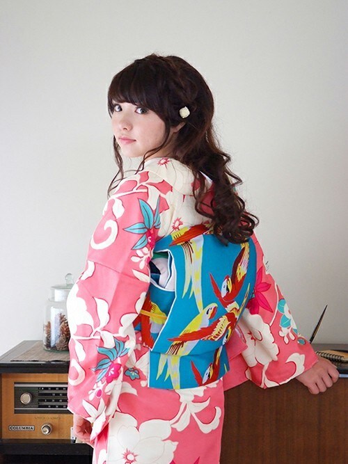 KIMONOMACHI使用「kimonomachi（京都きもの町 京袋帯「着物福袋から飛び出したオリジナル帯」コンゴウインコ）」的時尚穿搭