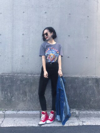 ARISA is wearing SLY "Pond HW Ankle Slim-E"