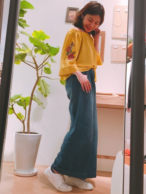 本社mijuさんのシャツ/ブラウス「オフショル袖刺繍(natural couture|ナチュラルクチュール)」を使ったコーディネート