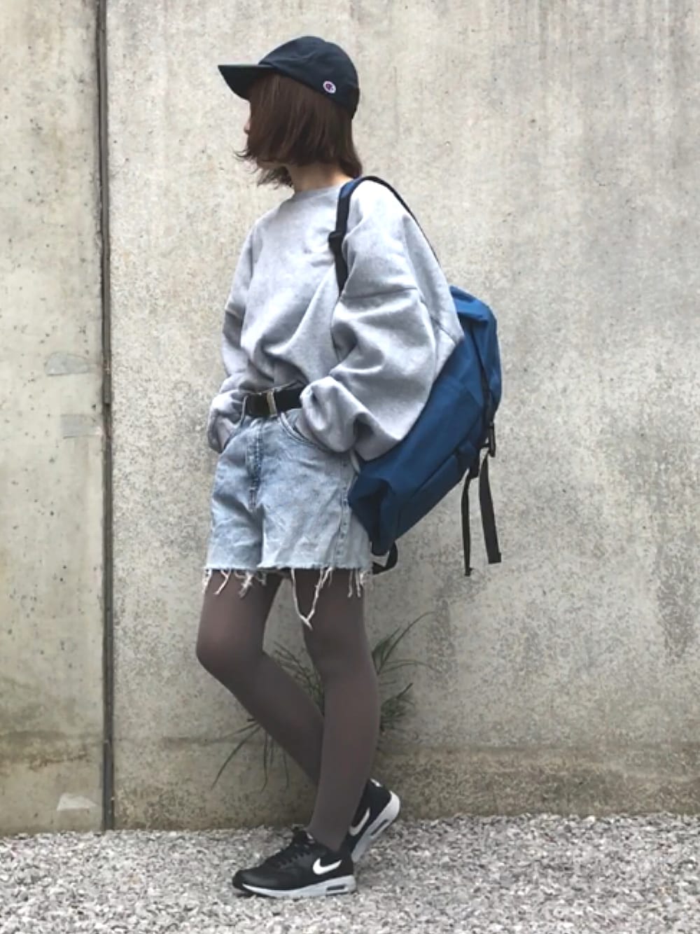 スニーカー×キャップでスポーティー