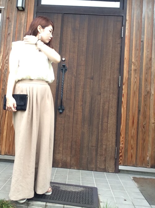 Tomomi 使用「ユニクロ（レーヨンエアリーフレンチスリーブブラウス）」的時尚穿搭