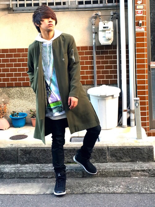 カーキのロング MA-1とパーカーを着ている男性
