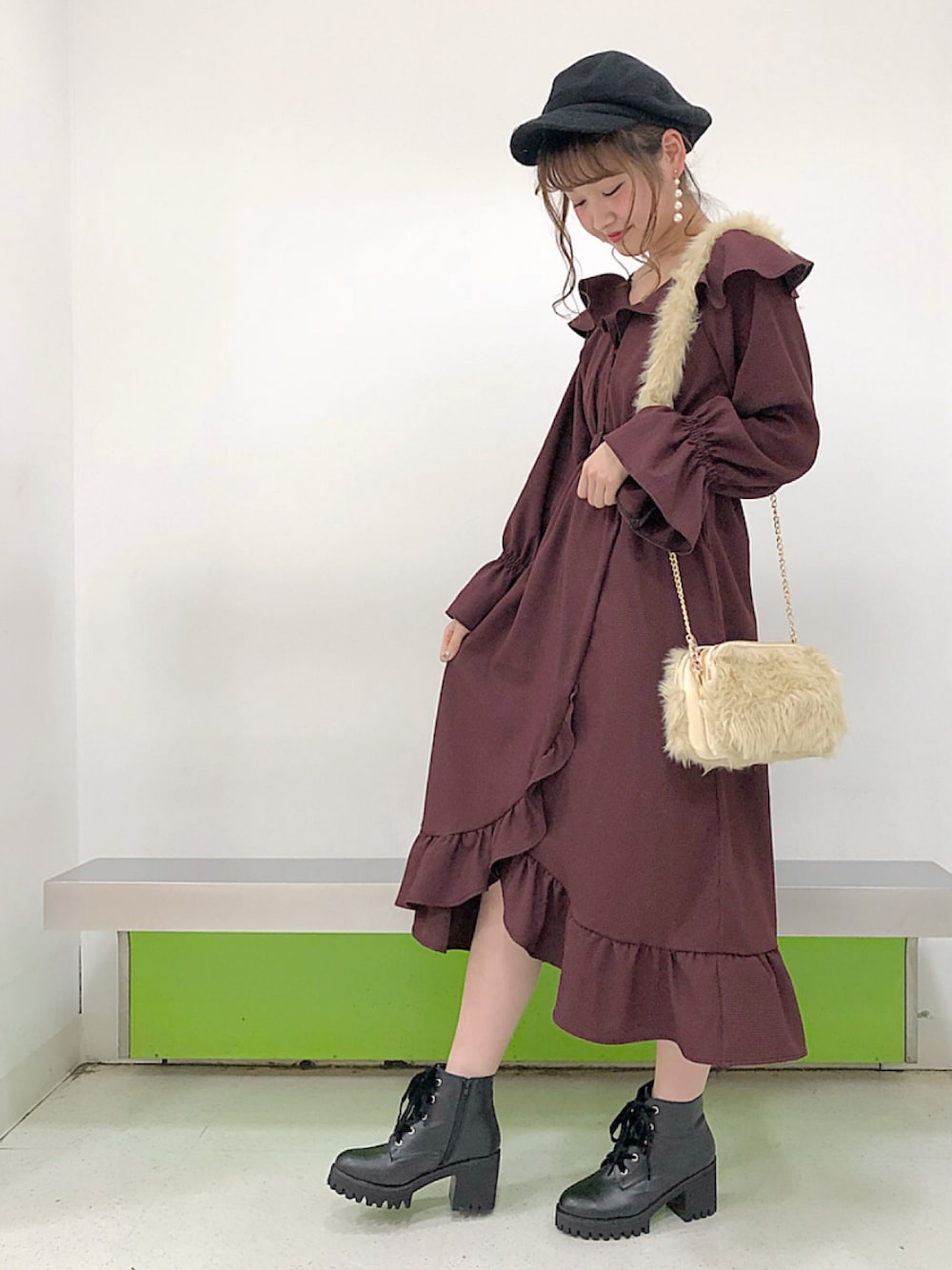 フリル付きのロングワンピース