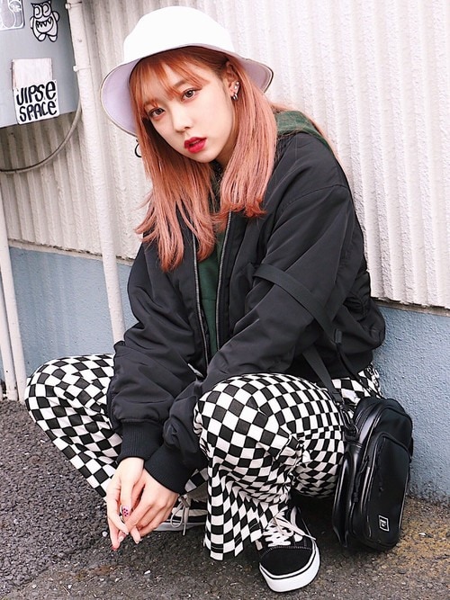 黒MA1×チェック柄ズボン