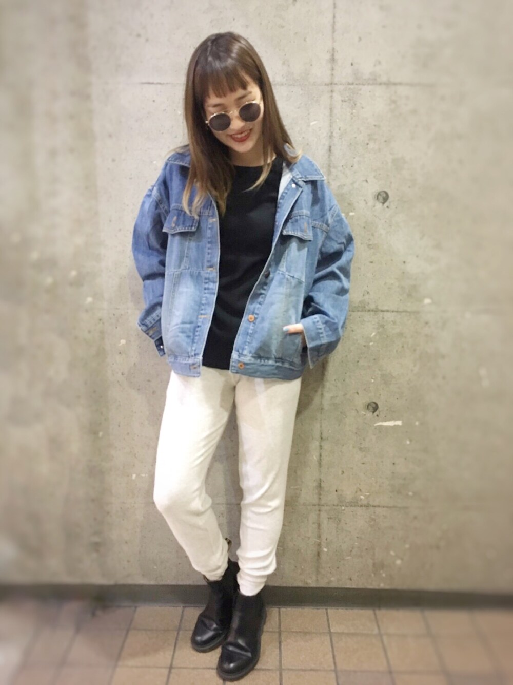 サングラス×白パンツクール