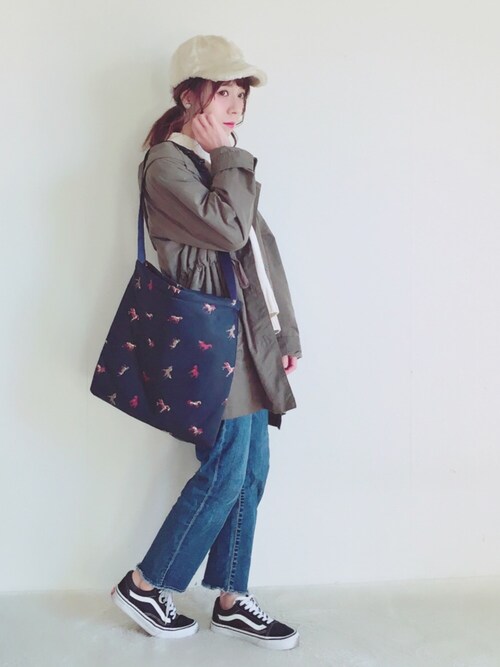 yumi. is wearing russet "Joint Bag (WOODLANDER)"