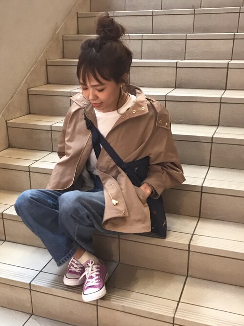 mai is wearing russet "Joint Bag (WOODLANDER)"