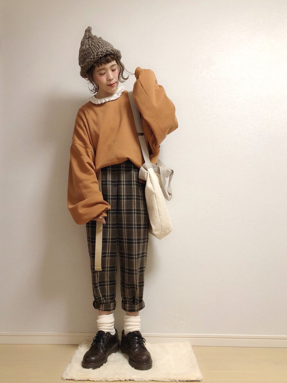 グレーニット帽×チェックパンツ