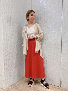 A LOWRYS FARM ららぽーと豊洲 employee マコ is wearing LOWRYS FARM "フレンチリネンマーメイドスカート　831211"
