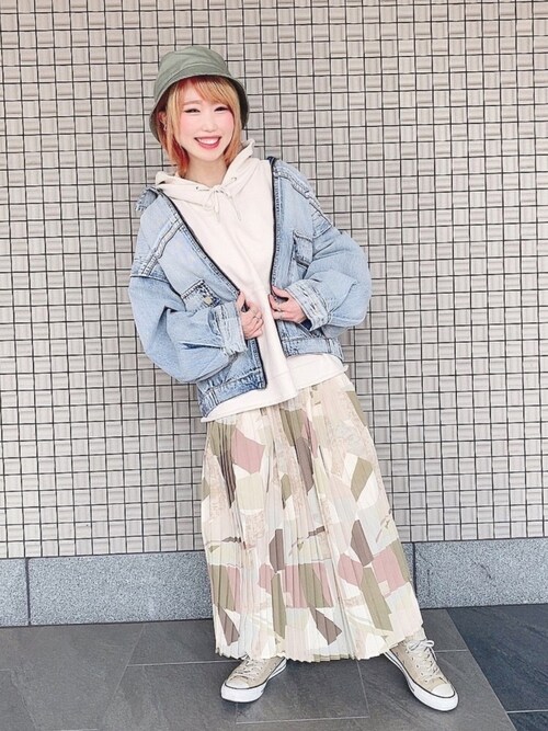 KAWAKAMI JUNKO 使用「w closet（フードアシメヘムプルオーバー）」的時尚穿搭