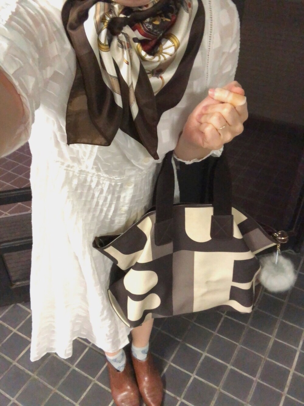 白ワンピース×スカーフコーデ