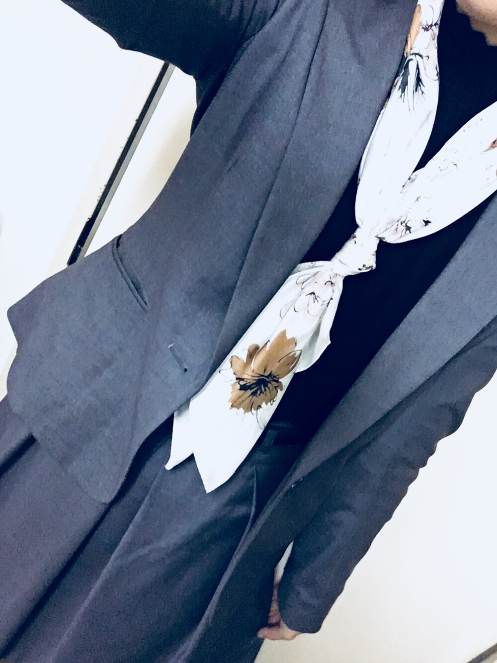 スーツグレー×シンプルなスカーフ