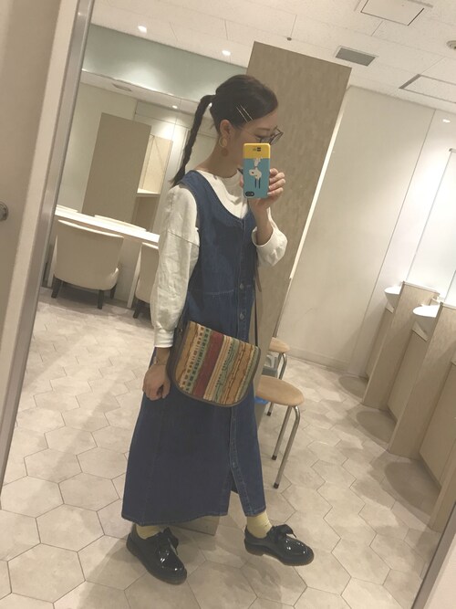 黒ローファーとしましまバッグ