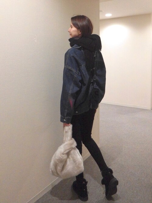美優 is wearing MERCURYDUO "【GDS】 カラーシンプルマフラー"