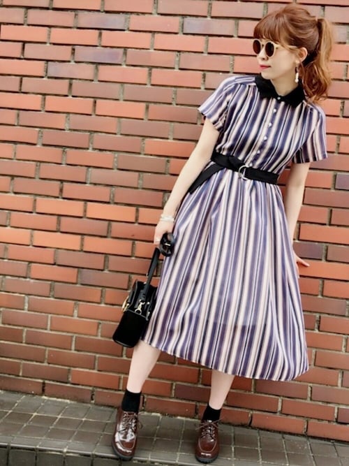 ストライプのワンピース×丸サングラス