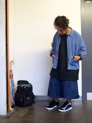 hige is wearing 古着 in ロンドン