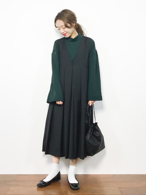 緑ワンピース×黒小物