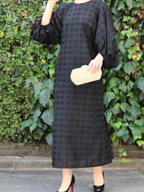 THEDRESS（レンタルドレス）使用「mame（Mame Kurogouchi（マメ クロゴウチ）  フローラルカットジャガードドレス（ブラック/サイズ1））」的時尚穿搭