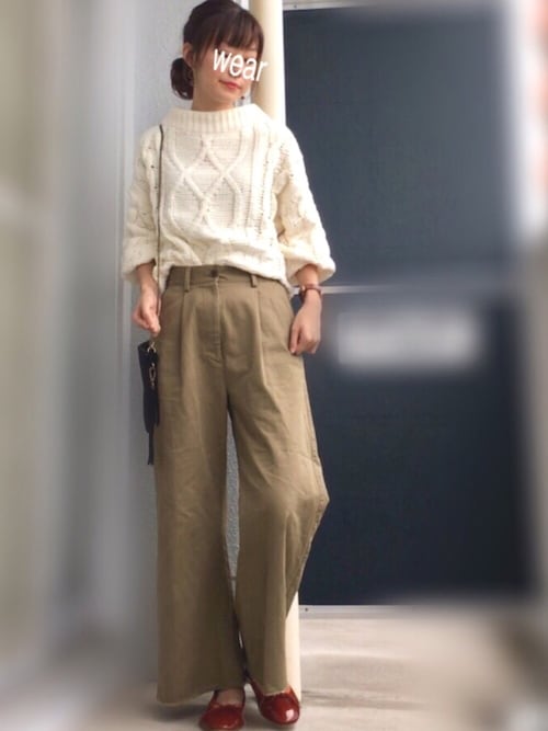 赤パンプス×白セーター×ベージュパンツ