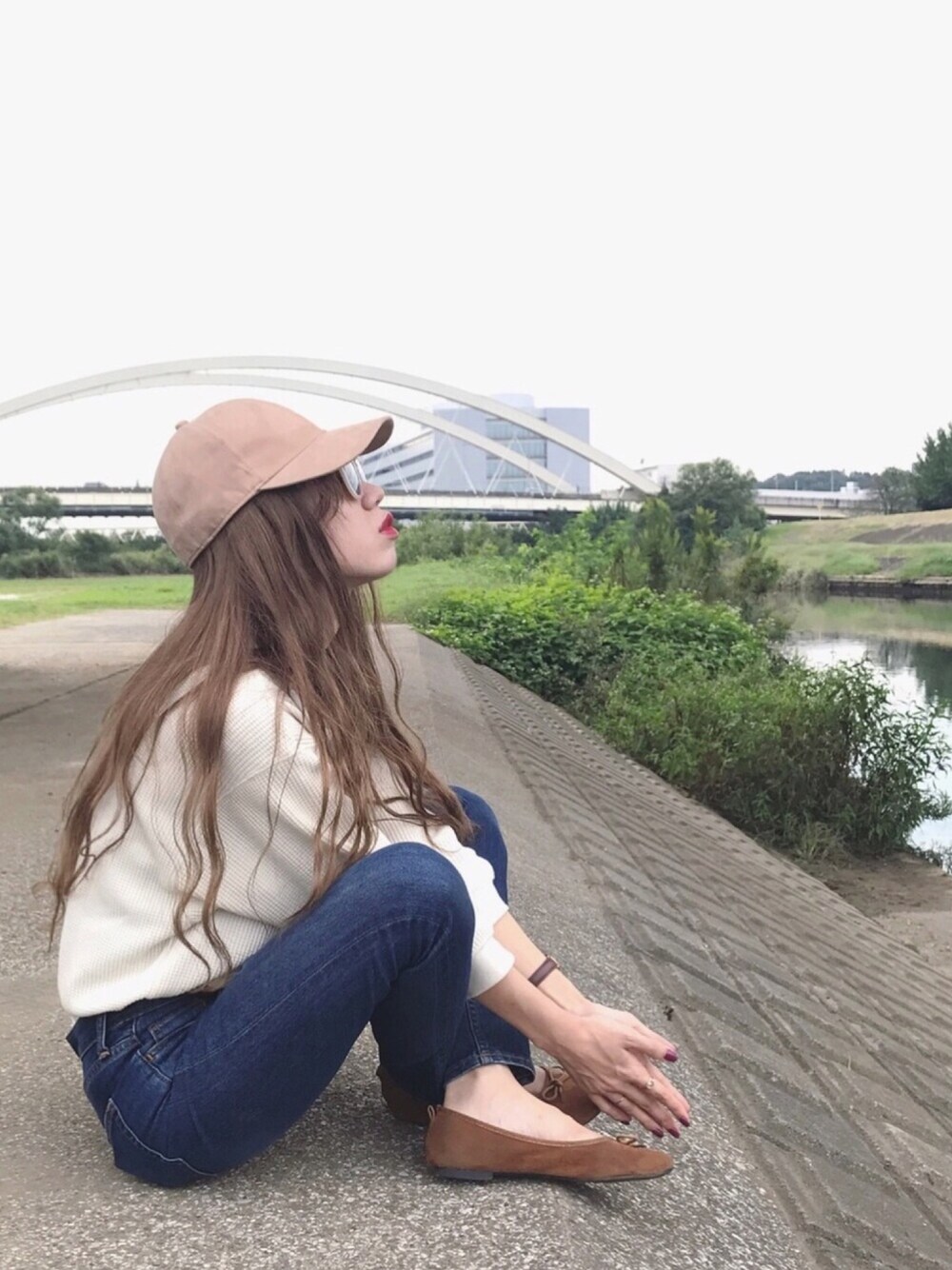 キャップに合わせて、小物はすべてベージュリンク