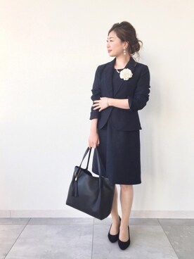 A SHOO・LA・RUE employee mikky is wearing SHOO・LA・RUE "ベーシックコサージュ"