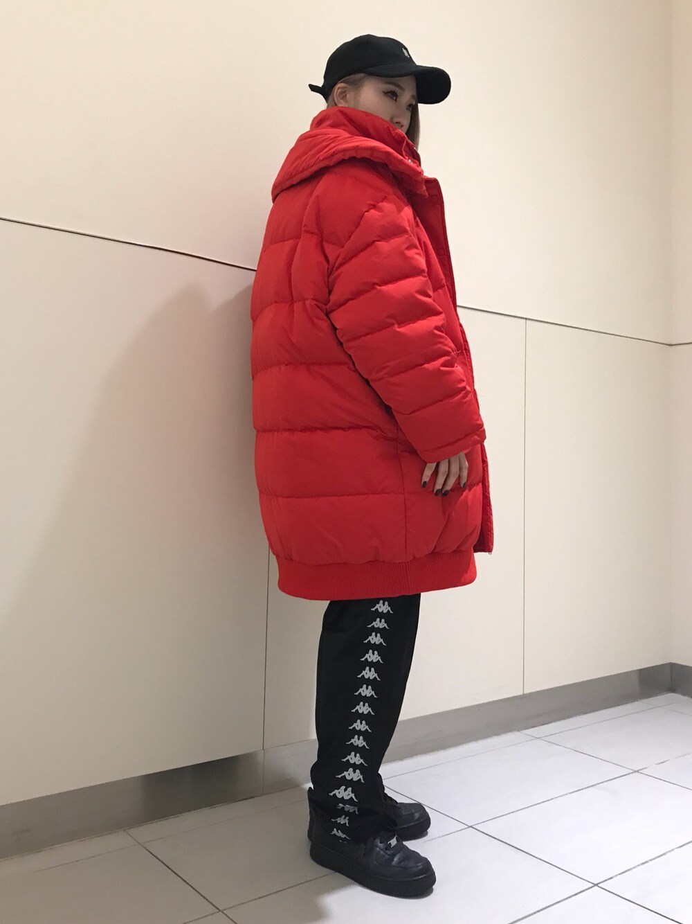 黒キャップ×赤アウター