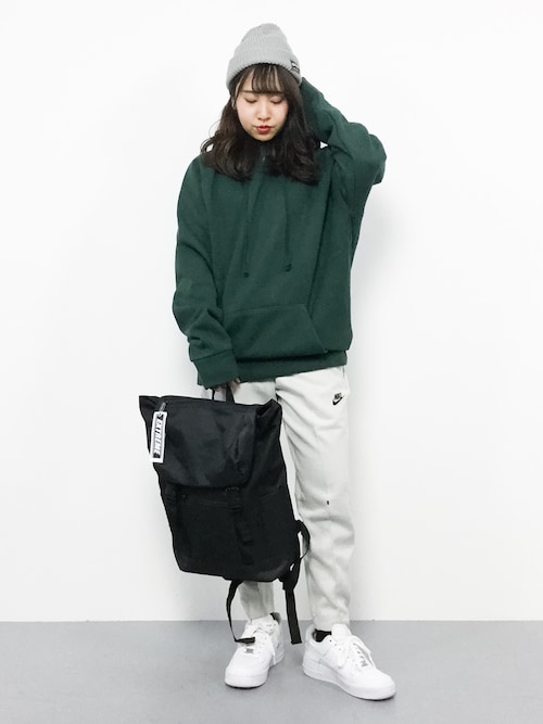 モスグリーンのかわいいトップスに合わせて