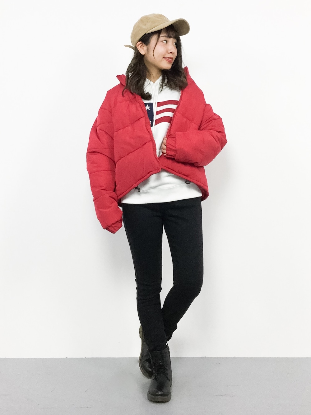 ベージュキャップ×赤ジャケット